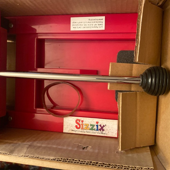Sizzix Original Red Personal Manual Die-Cutter Machine - Picture 9 of 9